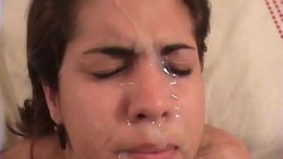 ラテン系美人ブルネットの乱暴なセックス